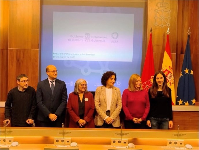 La consejera Maeztu, junto a representantes de CEN y Cermin, en la presentación a los medios de la campaña para incentivar la contratación de personas con discapacidad.