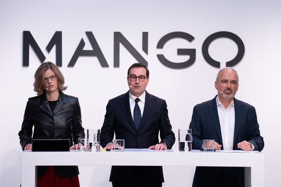 El ceo de Mango, Toni Ruiz (c) junto a la directora financiera, Margarita Salvans (i) y el director de Expansión y Franquicias, Daniel López (d)