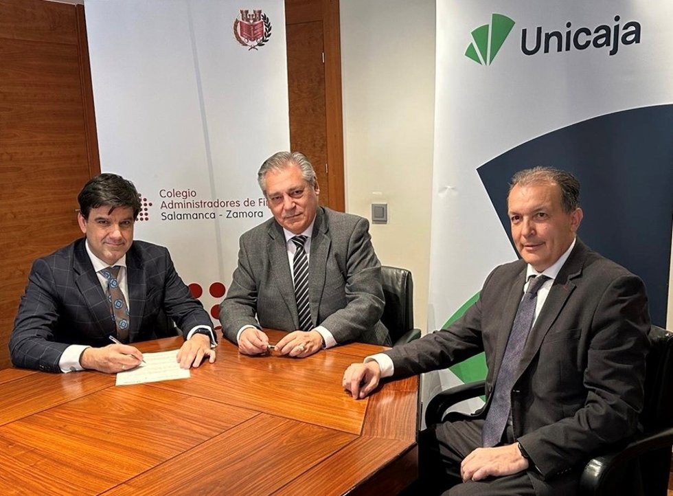 Firma del convenio entre Unicaja y el Colegio de Administradores de Fincas.