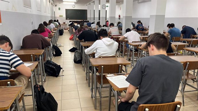 En imagen de archivo, estudiantes de Bachillerato durante unas pruebas.
