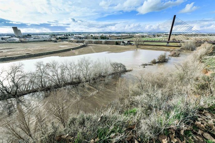 El río Henares a su paso por Guadalajara tras decretarse el nivel rojo por el aumento de su caudal