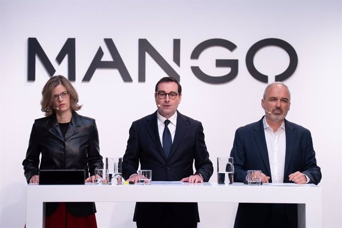 El CEO de Mango, Toni Ruiz (c), amb la directora financera, Margarita Salvans, i el director d'Expansió i Franquícies, Daniel López 