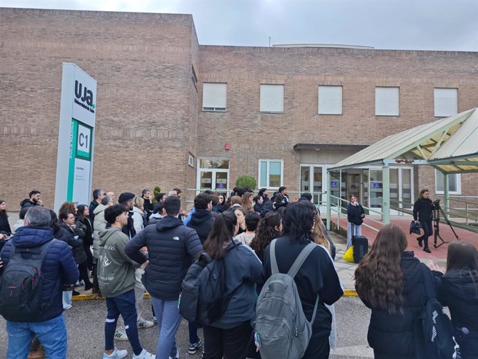 Concentración contra la reducción de la presencialidad por crédito en la UJA.