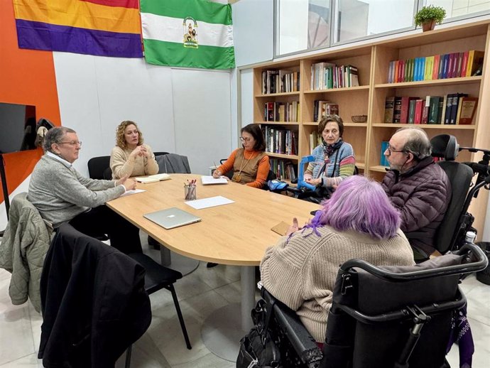 Podemos Sevilla pide una empresa pública de eurotaxis para garantizar el transporte a personas con movilidad reducida.