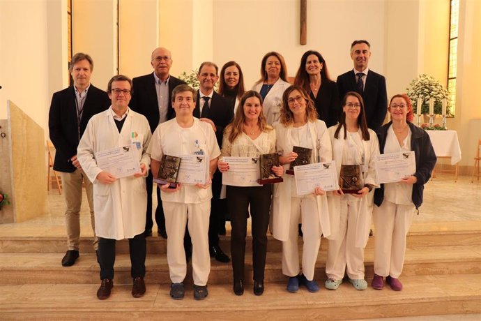 Foto de familia con los premiados en el Hospital San Juan de Dios.