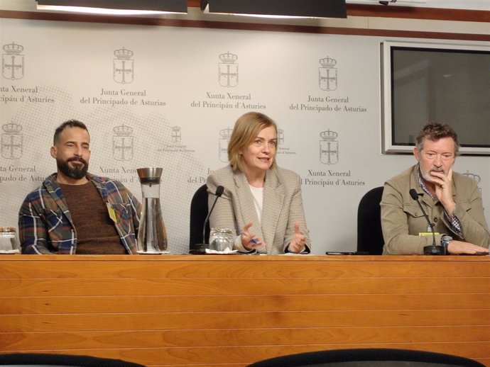 La diputada del Grupo Mixto en la Junta General, Covadonga Tomé, junto a representantes de COAG