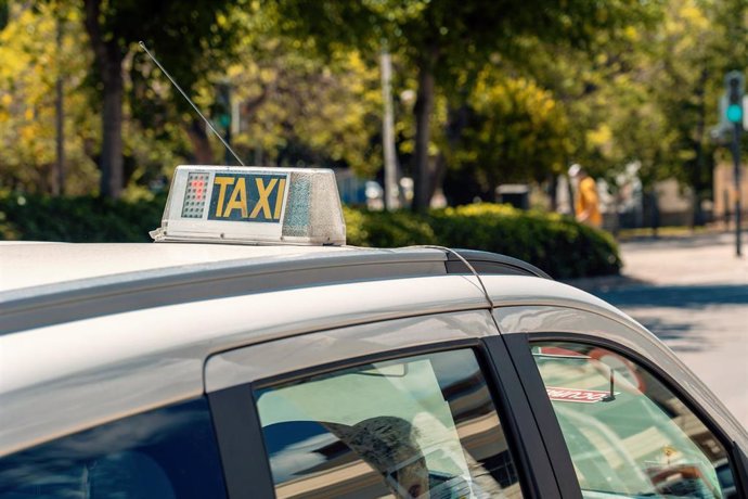 Archivo - Imagen de archivo de un taxi en València.