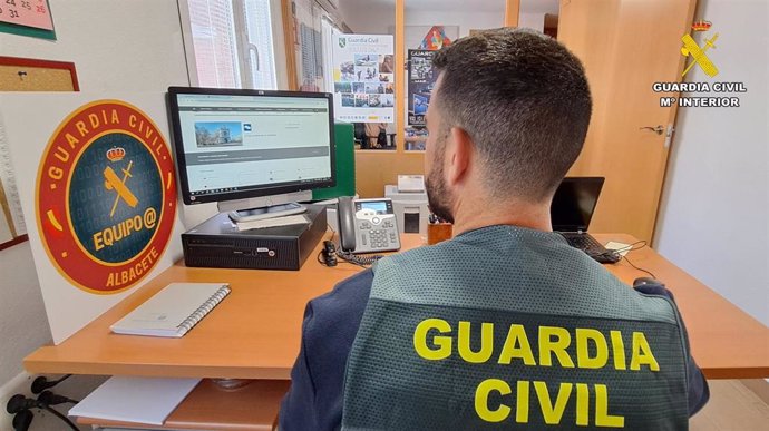 Archivo - Integrante del Equipo Informático de la Guardia Civil de Albacete.