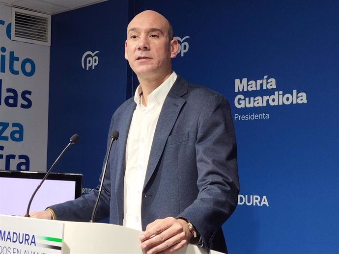 El portavoz del PP de Extremadura, José Ángel Sánchez Juliá, en una rueda de prensa en Mérida.