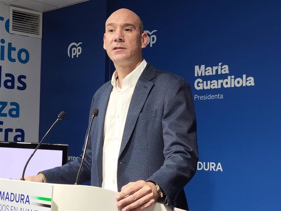 El portavoz del PP de Extremadura, José Ángel Sánchez Juliá, en una rueda de prensa en Mérida.