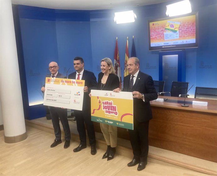 Domingo Barca (Caja Rural Soria), José Ignacio Juez (Caja Rural Salamanca), Isabel Blanco y Cipriano García, en la rueda de prensa de hoy.