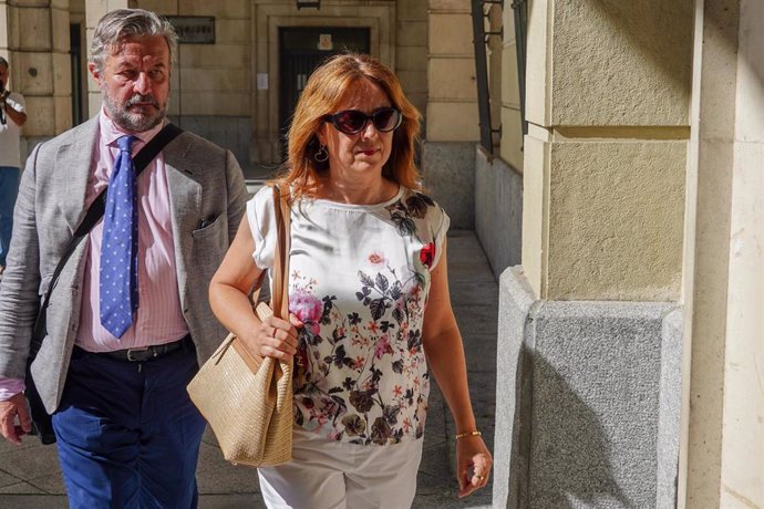 Archivo - La ex directora económica financiera de la entidad Ana Valls,  a la llegada a  la Audiencia de Sevilla