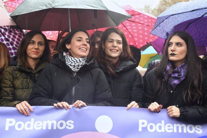 (I-2D) La secretaria general de Podemos y diputada, Ione Belarra, la secretaria política de Podemos y eurodiputada, Irene Montero, y la eurodiputada y portavoz de Podemos, Isa Serra, durante la manifestación convocada por la Comisión 8M