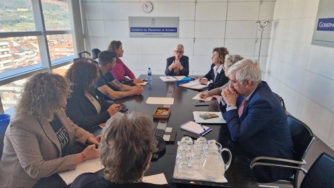 La consejera de Salud, Concepción Saavedra, durante la reunión con la Asociación ELA Principado.