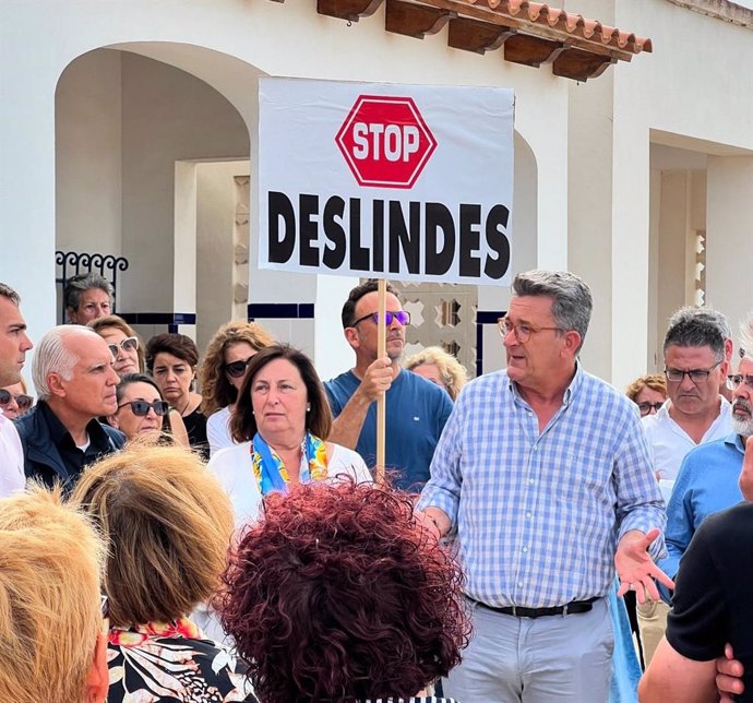 Archivo - Imagen de archivo de una protesta por el deslinde en la playa de Les Deveses en Dénia.