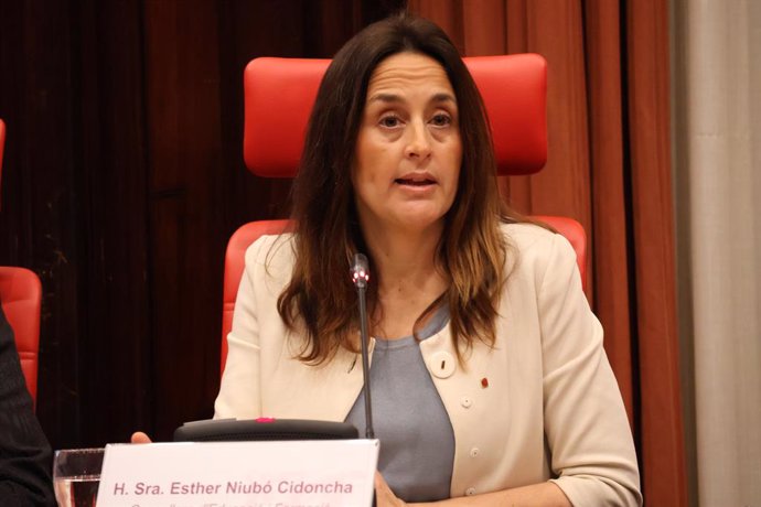 La consellera Esther Niubó en la Comissió d'Educació del Parlament aquest dilluns