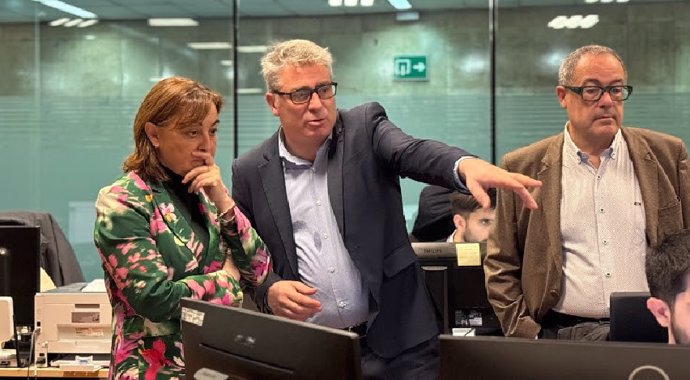 La consellera de Territorio, Sílvia Paneque, el director de Rodalies, Antonio Carmona, y el comisionado para el traspaso de Rodalies, Pere Macias