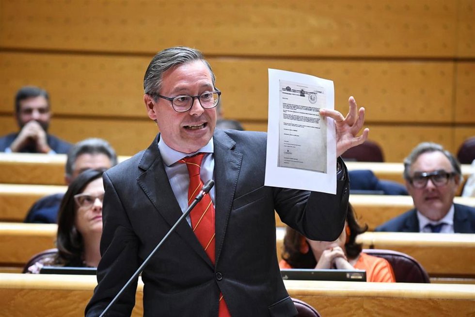 Archivo - El senador del PP, Alfonso Serrano, interviene durante una sesión de control al Gobierno en el Senado, a 3 de diciembre de 2024, en Madrid (España).