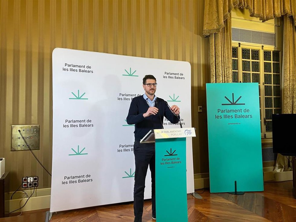 El portavoz del PP en el Parlament, Sebasti Sagreras, en la rueda de prensa de este lunes.