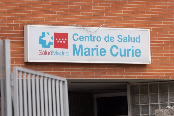 Archivo - Cartel del Centro de Salud de Marie Curie, en Madrid (España).