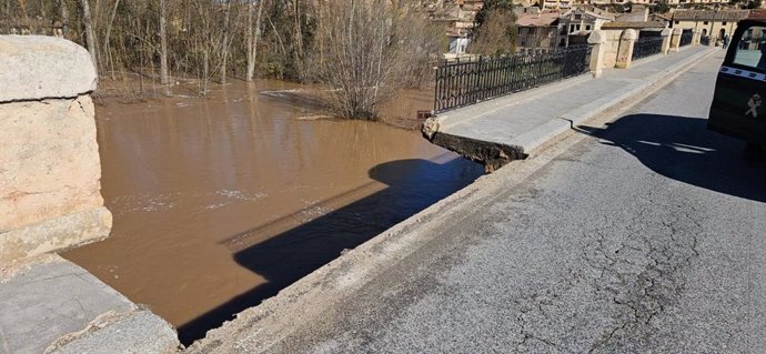 Desprendimiento de parte de la estructura del puente de San Esteban de Gormaz.