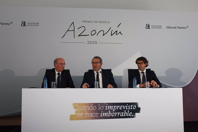 El director de Relaciones Institucionales del Grupo Planeta, Carlos Creuheras (i); el presidente de la Diputación de Alicante, Toni Pérez (c), y el diputado de Cultura, Juan de Dios Navarro (d).