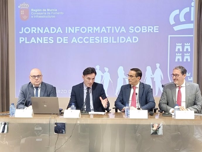 El consejero de Fomento e Infraestructuras, Jorge García Montoro, acompañado del presidente de la Federación de Municipios, Víctor Manuel López, y el presidente del CERMI, Pedro Martínez