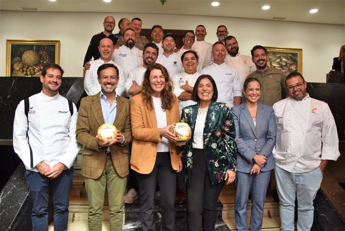 El vicepresidente del Cabildo de Tenerife, Lope Afonso (c), en la presentación de la laga de 'Soles Guía Repsol'