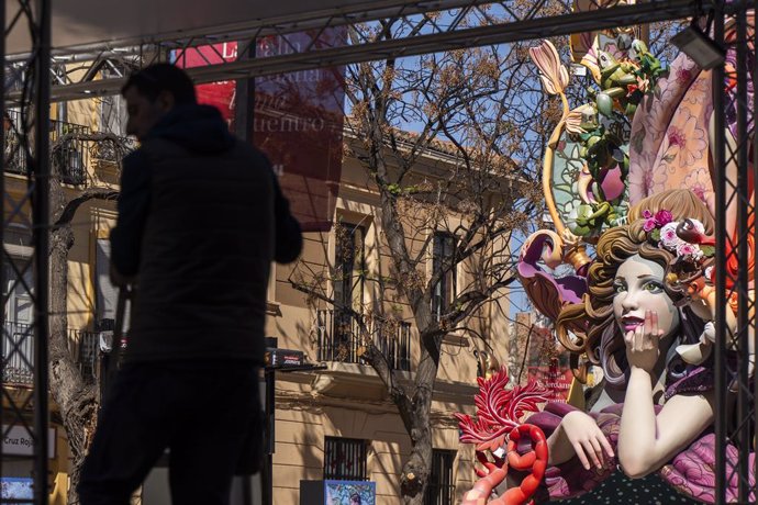 Archivo - Montaje de una falla en València