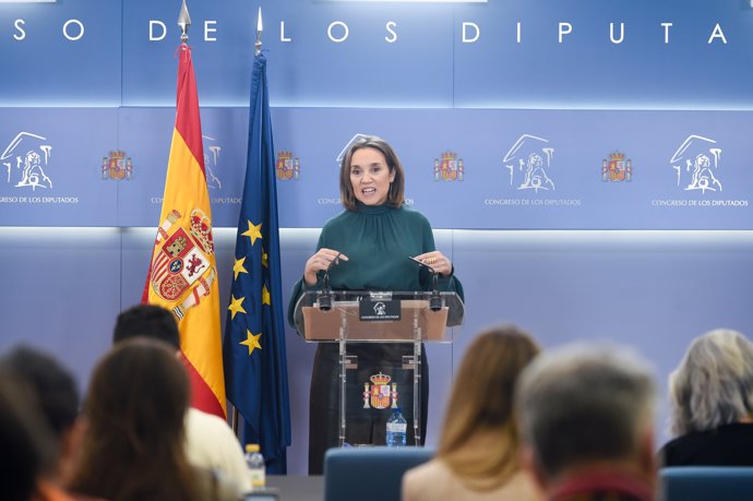 La secretaria del PP, Cuca Gamarra, ofrece una rueda de prensa tras la reunión de Feijóo con sindicatos de Policía y Guardia Civil tras el pacto de PSOE-Junts, en el Congreso de los Diputados, a 10 de marzo de 2025, en Madrid (España).