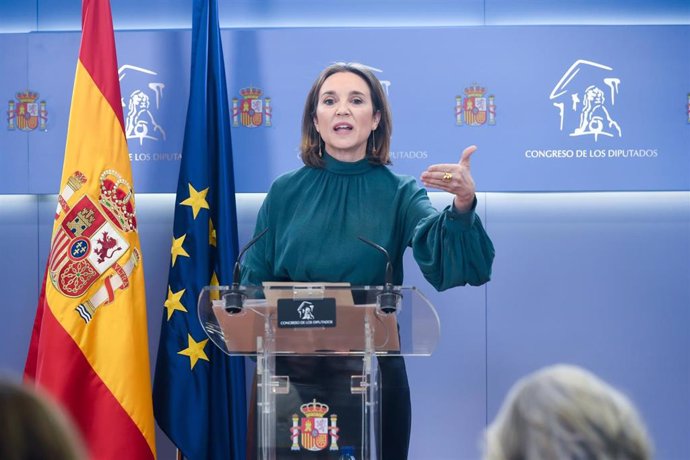 La secretaria del PP, Cuca Gamarra, ofrece una rueda de prensa tras la reunión de Feijóo con sindicatos de Policía y Guardia Civil tras el pacto de PSOE-Junts, en el Congreso de los Diputados, a 10 de marzo de 2025, en Madrid (España).