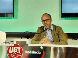 El secretario de Política Institucional de UGT Andalucía, Rafael Gelo, en rueda de prensa este lunes.