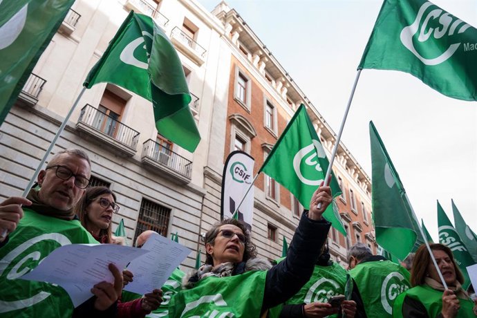 Varias personas con banderas de CSIF durante una concentración de CSIF frente al Ministerio de Hacienda, a 13 de febrero de 2025, en Madrid (España). La Central Sindical Independiente y de Funcionarios (CSIF), sindicato más representativo en las administr
