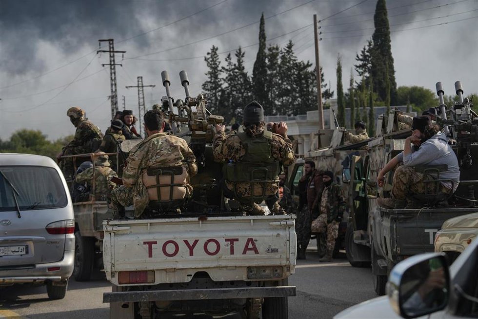 Fuerzas del ejército sirio se dirigen a las aldeas de la campiña de Latakia y a la costa siria con armamento pesado para luchar contra los combatientes vinculados al derrocado líder sirio Bashar al-Assad.