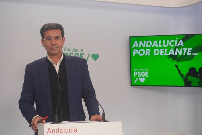 El portavoz del PSOE-A, Francisco Cuenca, en rueda de prensa.