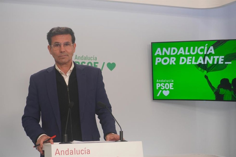 El portavoz del PSOE-A, Francisco Cuenca, en rueda de prensa.