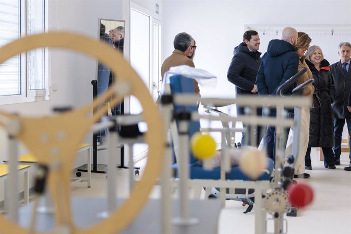 Mañueco durante la reciente visita que hizo al nuevo centro de salud de Aguilar.