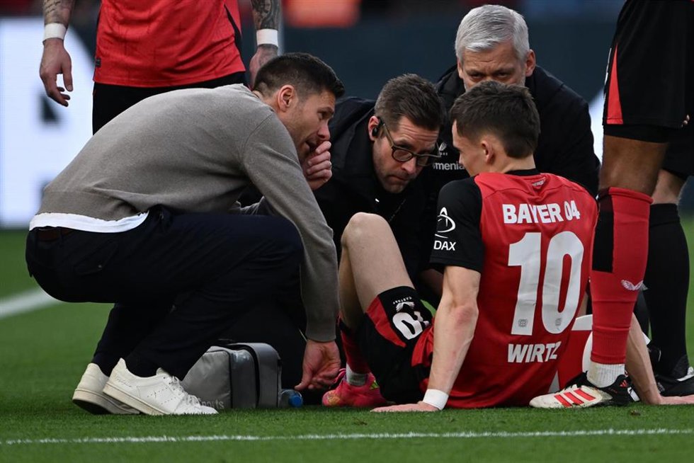 El jugador del Bayer Leverkusen Florian Wirtz en el momento de la lesión