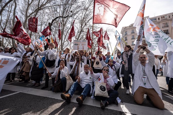 Dezenas de pessoas durante uma manifestação de sindicatos médicos em frente ao Ministério da Saúde, em 13 de fevereiro de 2025, em Madri (Espanha). Sindicatos de médicos de todo o país se reúnem para mostrar sua discordância com a minuta do EHCP.