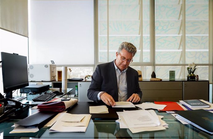 Archivo - El conseller de Medio Ambiente, Infraestructuras y Territorio de la Generalitat Valenciana, Vicente Martínez Mus, posa tras una entrevista para Europa Press,en una imagen de archivo