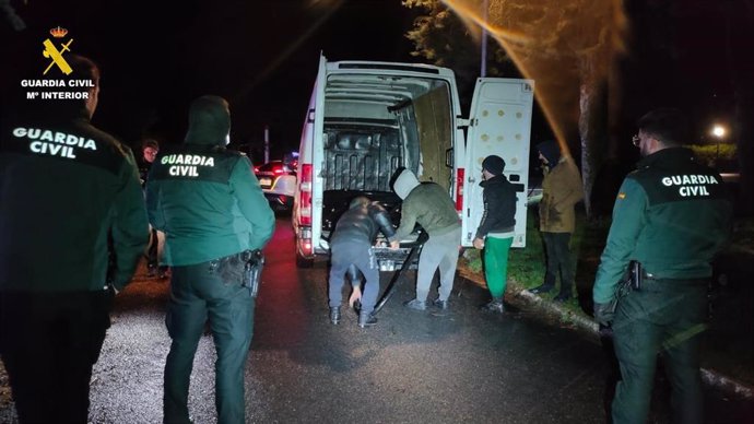 Agentes registran la furgoneta interceptada.