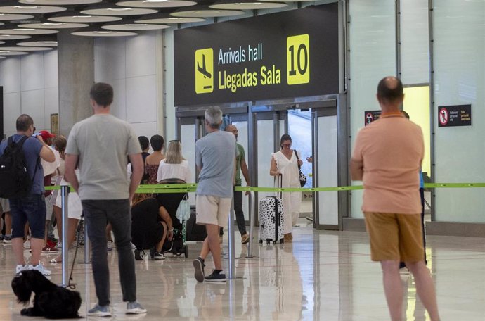 Archivo - Varias personas con maletas en la terminal T4 del aeropuerto Adolfo Suárez Madrid-Barajas, a 30 de agosto de 2024, en Madrid (España).  