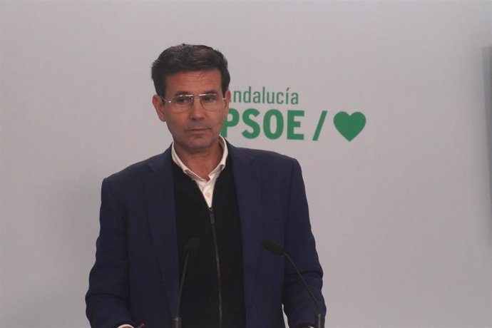 El portavoz del PSOE-A, Francisco Cuenca, en rueda de prensa.