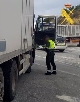 Un agente de la Guardia Civil inspecciona un camión de mercancías peligrosas interceptado en Vera (Almería).