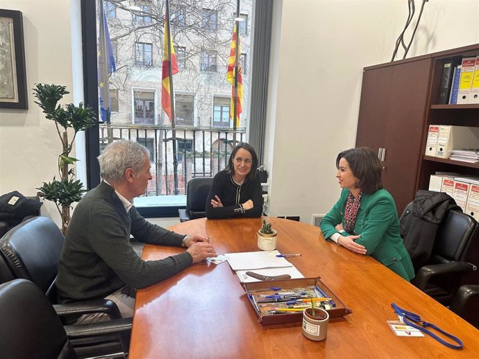 La vicepresidenta de la DPZ, Teresa Ladrero, mantiene una reunión con la jefa de Demarcación de Carreteras del Estado en Aragón, Sandra de Francisco.