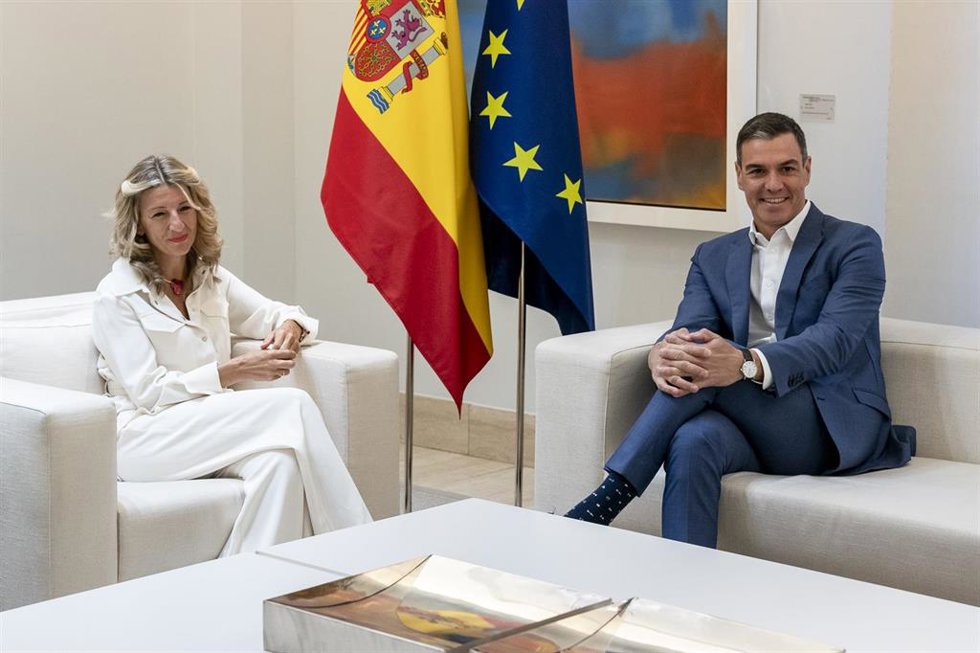 Archivo - La vicepresidenta segunda y ministra de Trabajo, Yolanda Díaz y el presidente del Gobierno, Pedro Sánchez, durante un encuentro en el Palacio de La Moncloa, a 4 de octubre de 2022, en Madrid (España).