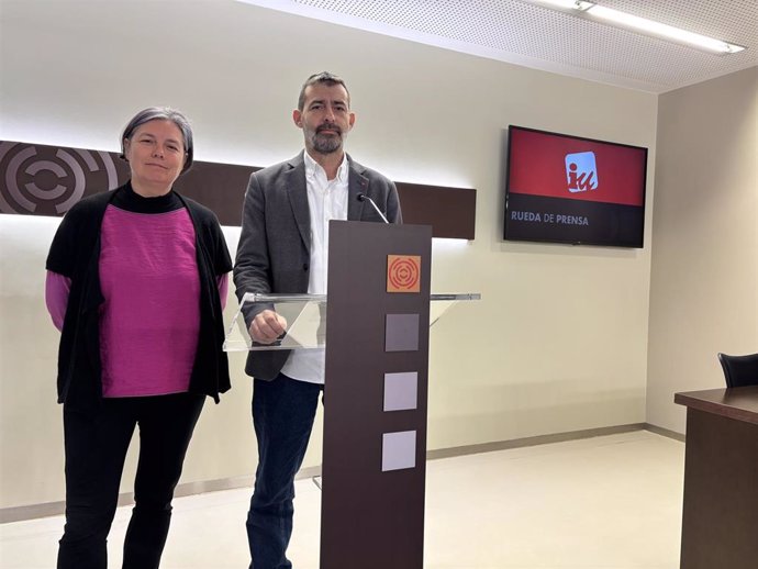 El diputado de IU Aragón, Álvaro Sanz, y la responsable de Derechos Sociales y Feminismo, Marga Deyá.