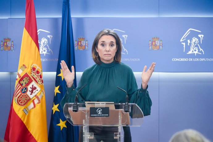 O secretário do PP, Cuca Gamarra, dá uma coletiva de imprensa após a reunião de Feijóo com os sindicatos da Polícia e da Guarda Civil após o pacto PSOE-Junts, no Congresso dos Deputados, em 10 de março de 2025, em Madri (Espanha).