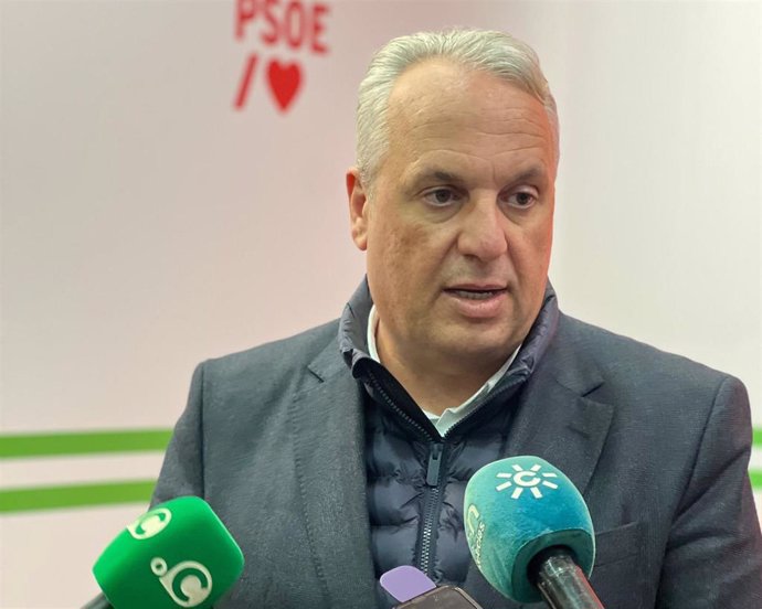 Archivo - Ruiz Boix atendiendo a los periodistas.