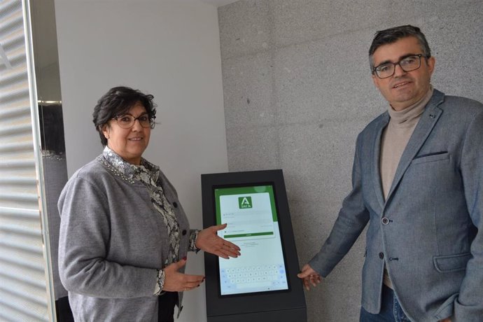 El delegado de Empleo de la Junta en Granada y director provincial del SAE, Javier Martín Cañizares, durante la visita al municipio de El Pinar junto a la alcaldesa, Mercedes Moreno.